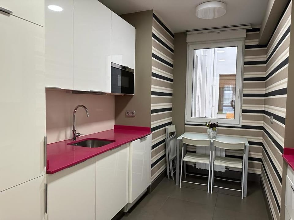 Kitchen or kitchenette, minibar