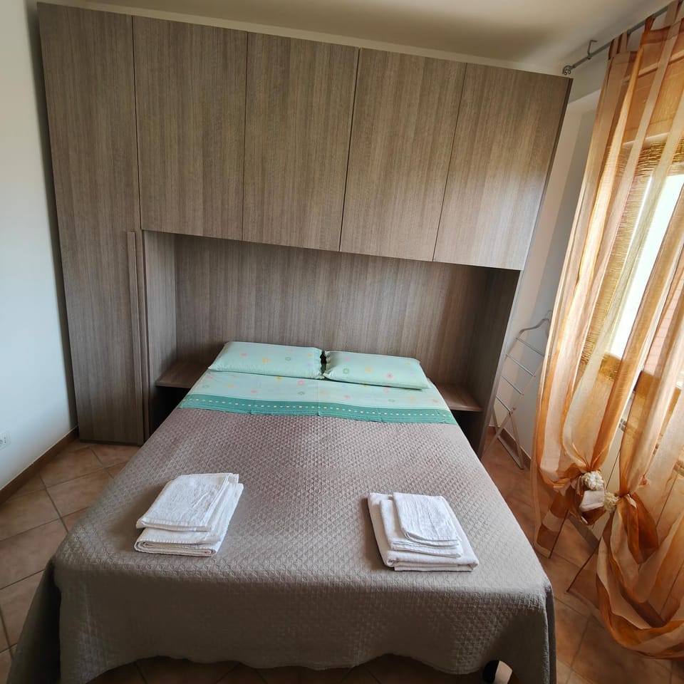 Bed, Photo of the whole room, towels