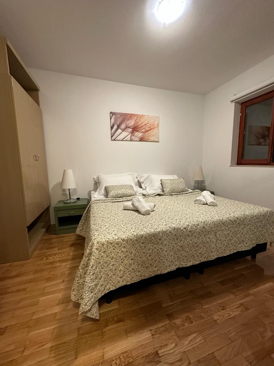 Bed, Bedroom, towels