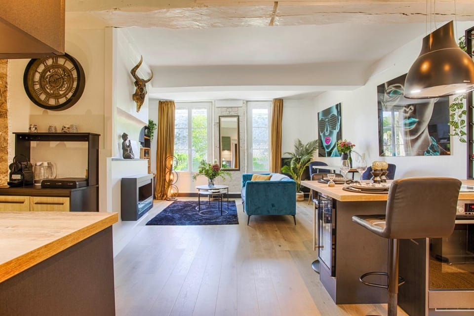 Kitchen or kitchenette, Living room, Seating area
