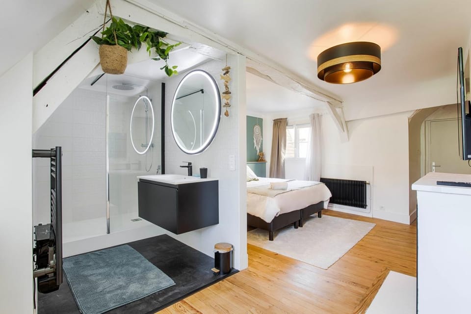 Bed, Bathroom, Photo of the whole room, Bedroom