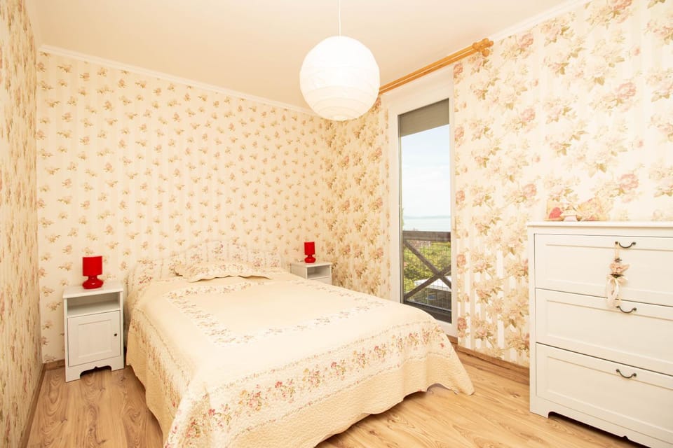 976 - Lakóparkban teljes panorámás, közvetlen vízparti, 2 szobás modern apartman Apartment in Balatonszárszó