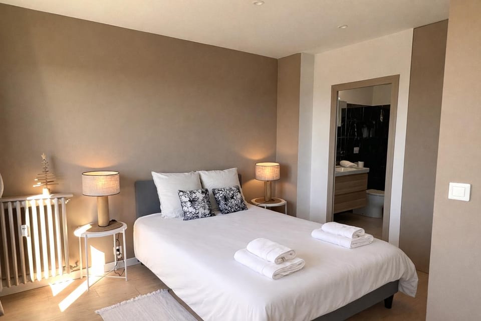 Bed, Photo of the whole room, Bedroom, internet, towels