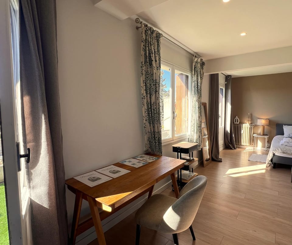 Bed, Seating area, Bedroom