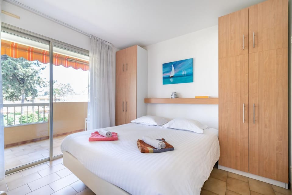 Bed, Photo of the whole room, Bedroom, towels, wardrobe