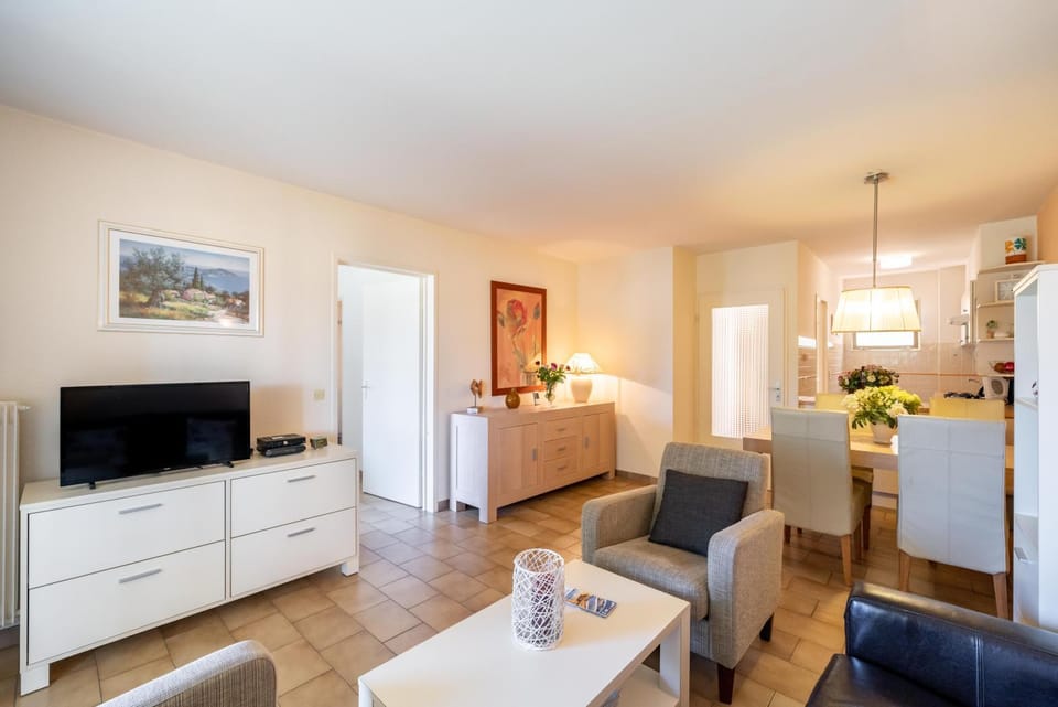 Communal lounge/ TV room, TV and multimedia, Living room, Seating area