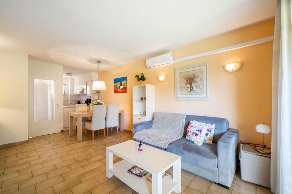 Bed, Living room, Dining area, air conditioner