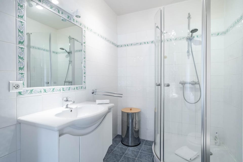 Shower, Bathroom, towels