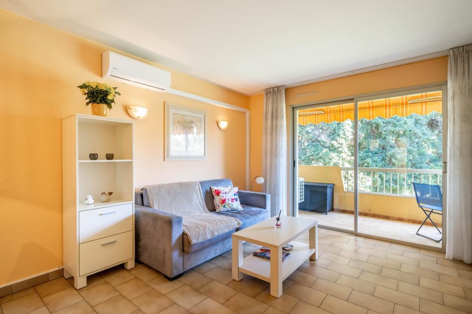 Living room, air conditioner, air conditioner