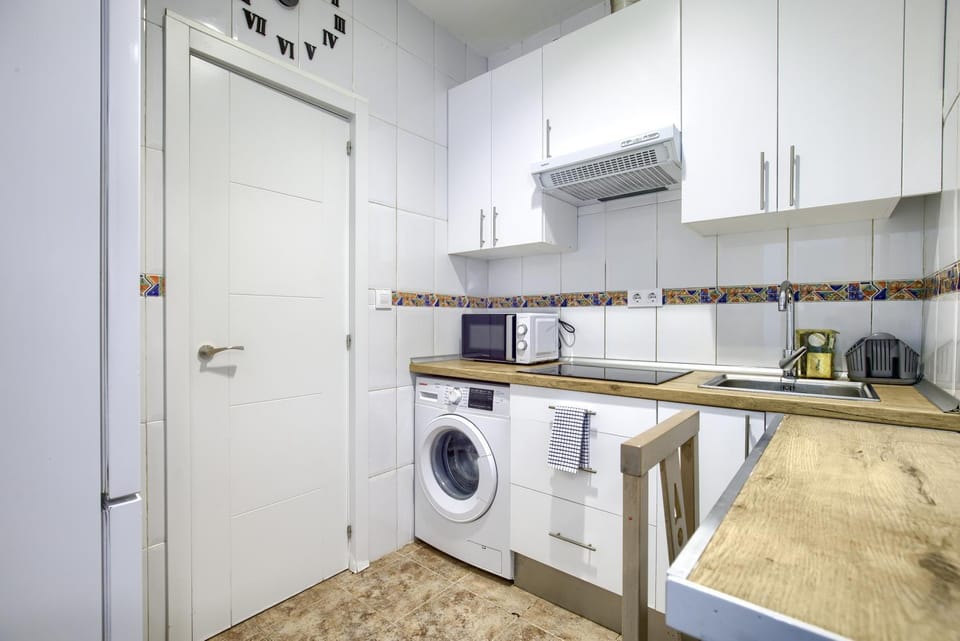 Kitchen or kitchenette, minibar, washing machine