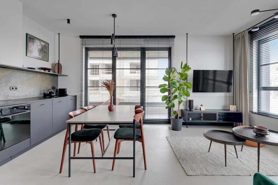 TV and multimedia, Kitchen or kitchenette, Living room, Seating area, Dining area