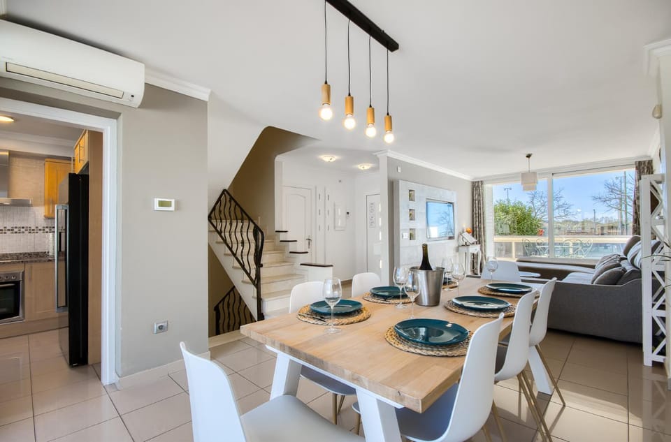 Living room, Dining area, air conditioner