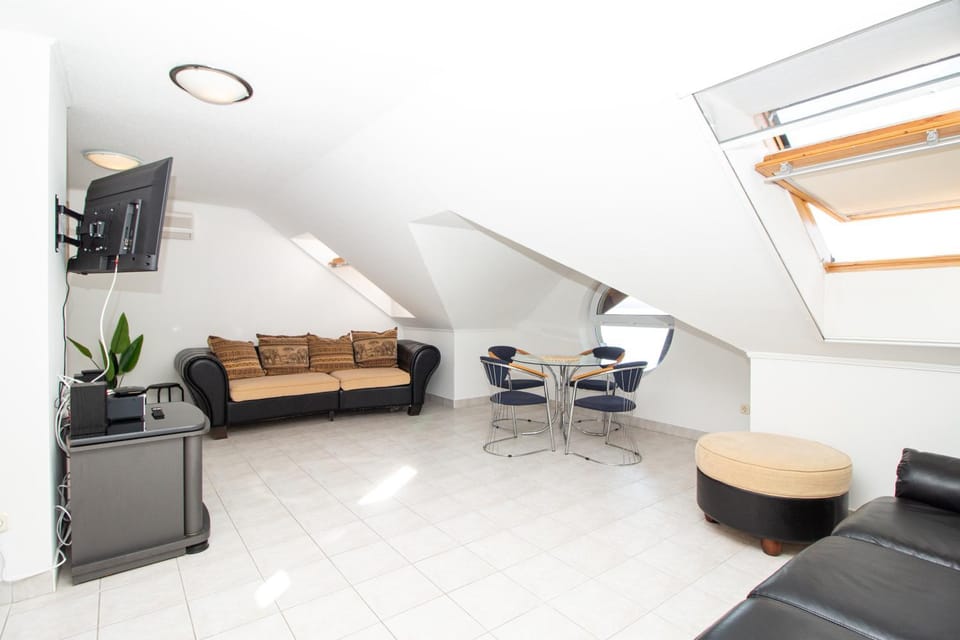 980 - Közvetlen vízparti panorámás egy légterű, tágas, tetőtéri apartman Apartment in Balatonszárszó