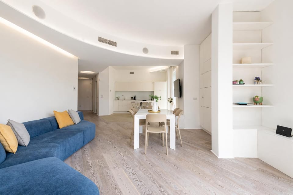 TV and multimedia, Living room, Seating area, air conditioner