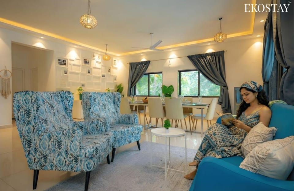 People, Living room, Seating area, group of guests