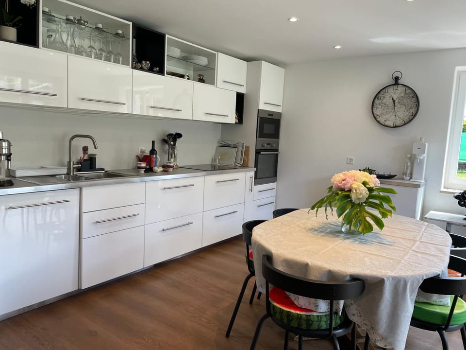 Kitchen or kitchenette, Dining area, dishwasher, minibar, pet friendly, stove