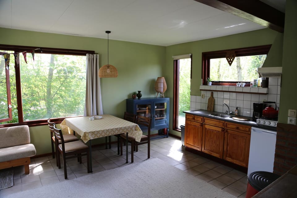 Coffee/tea facilities, Kitchen or kitchenette, Dining area, stove