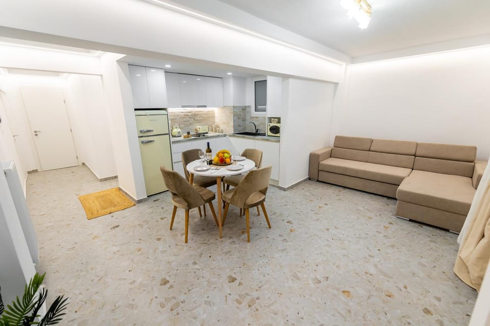 Kitchen or kitchenette, Living room, Seating area, Dining area, minibar, pet friendly, toaster, kitchen