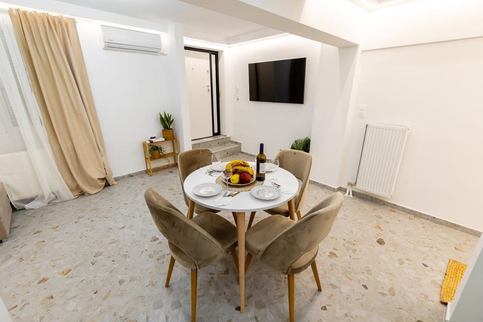 TV and multimedia, Living room, Seating area, Drinks, air conditioner
