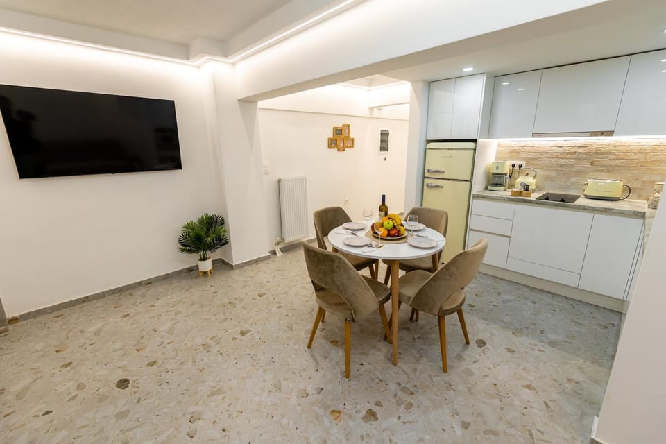 TV and multimedia, Kitchen or kitchenette, Dining area, internet, minibar, air conditioner