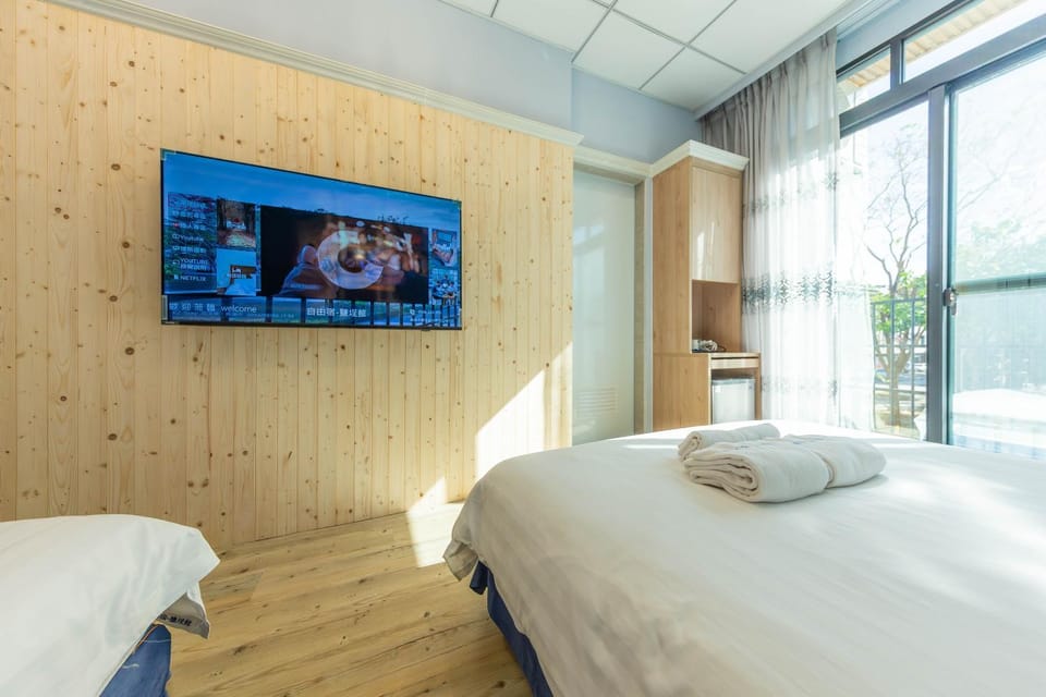 Bed, TV and multimedia, Photo of the whole room, Bedroom, towels
