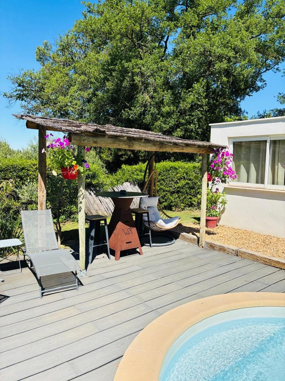 Échappée Mistral - Jacuzzi Privé & Brasero Vacation rental in Provence-Alpes-Côte d'Azur