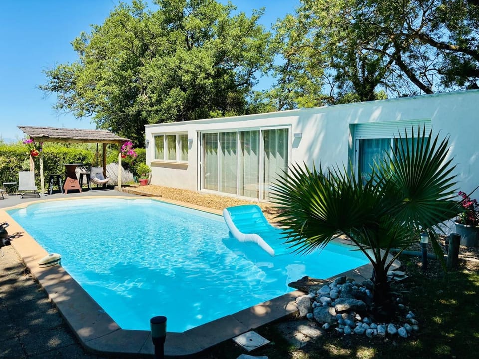 Échappée Mistral - Jacuzzi Privé & Brasero Vacation rental in Provence-Alpes-Côte d'Azur
