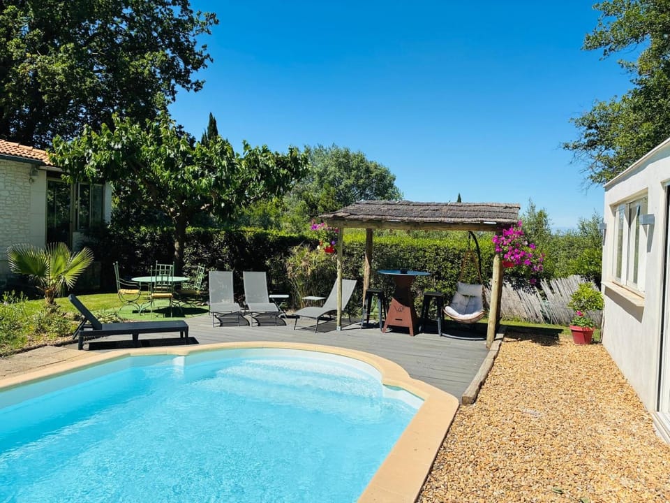 Échappée Mistral - Jacuzzi Privé & Brasero Vacation rental in Provence-Alpes-Côte d'Azur