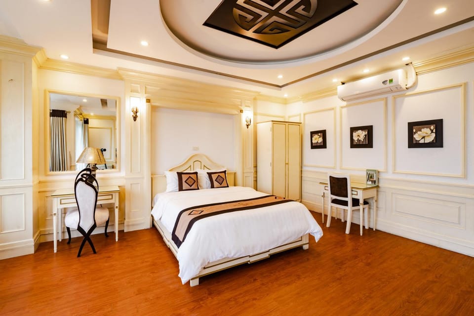 Bed, Photo of the whole room, Seating area, Bedroom