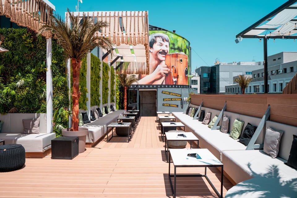 Balcony/Terrace, Seating area, Swimming pool, sunbed