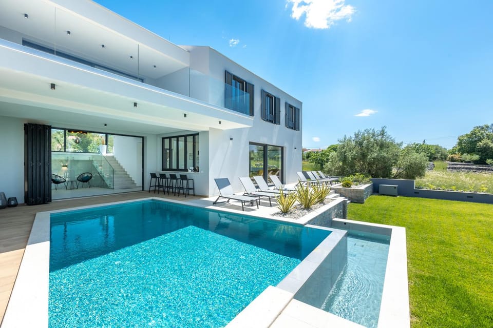 Garden view, Swimming pool, sunbed