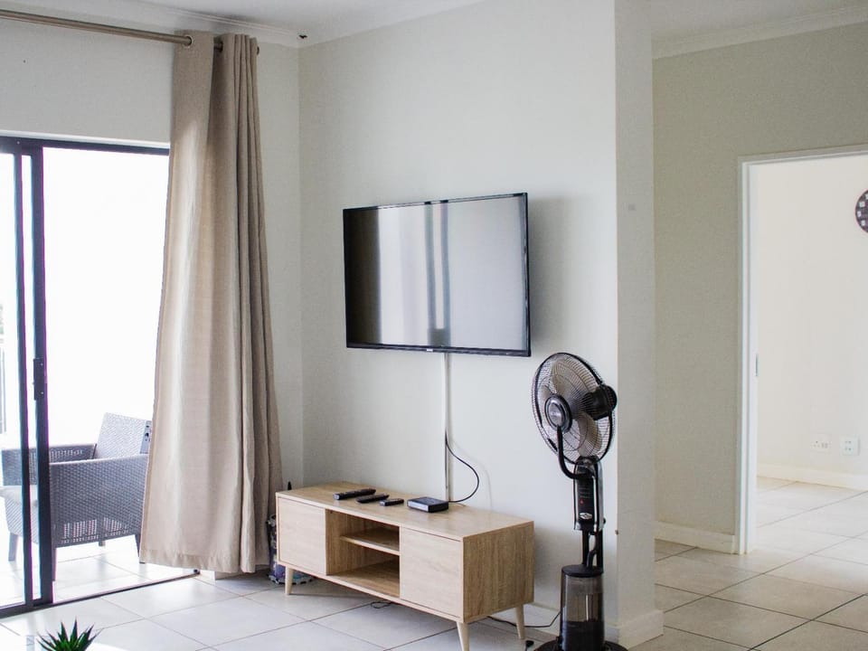 Communal lounge/ TV room, TV and multimedia, fireplace