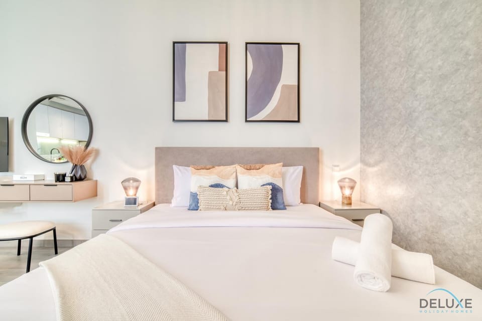 Bed, Photo of the whole room, Decorative detail, Bedroom, towels
