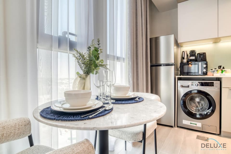 Kitchen or kitchenette, Dining area, minibar, washing machine