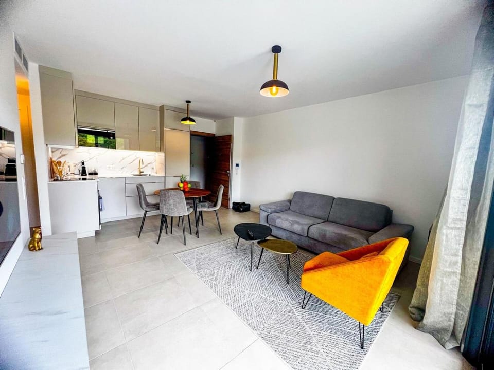 Kitchen or kitchenette, Living room, Seating area, Dining area