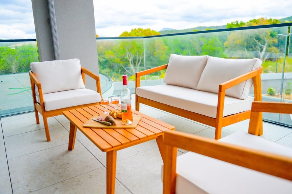 Property building, View (from property/room), Balcony/Terrace, Seating area, Dining area