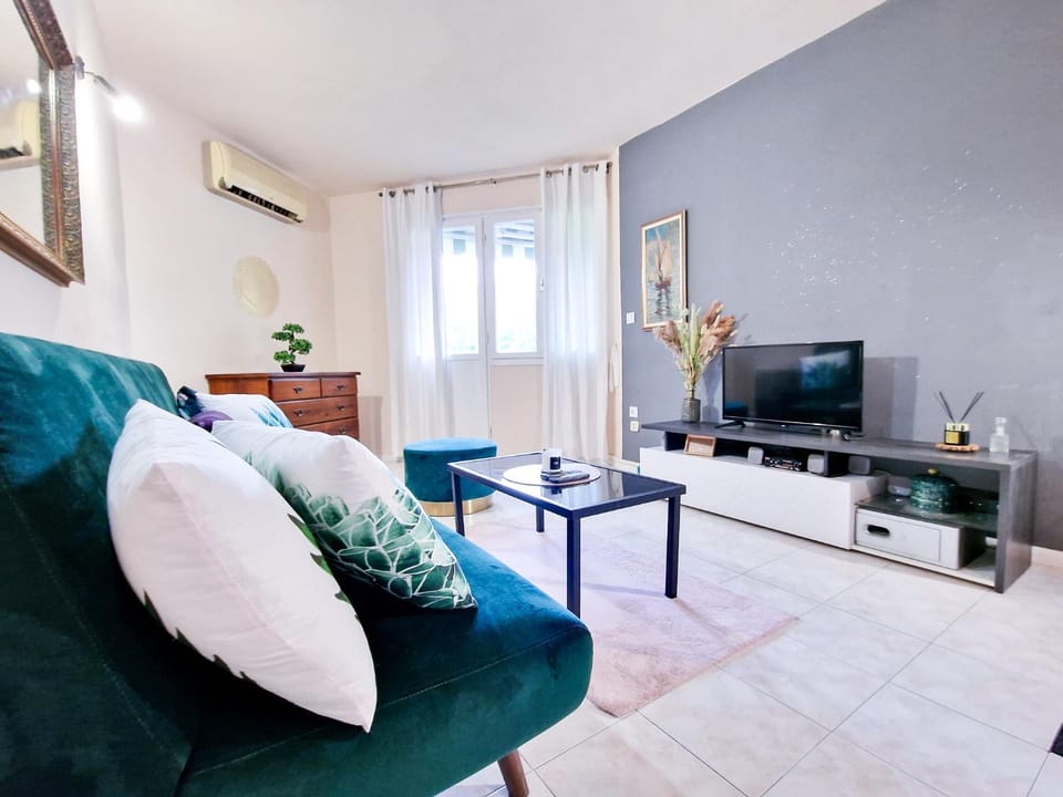TV and multimedia, Living room, Seating area, air conditioner