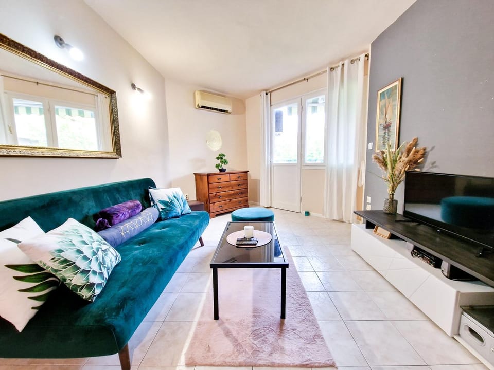 TV and multimedia, Living room, Seating area