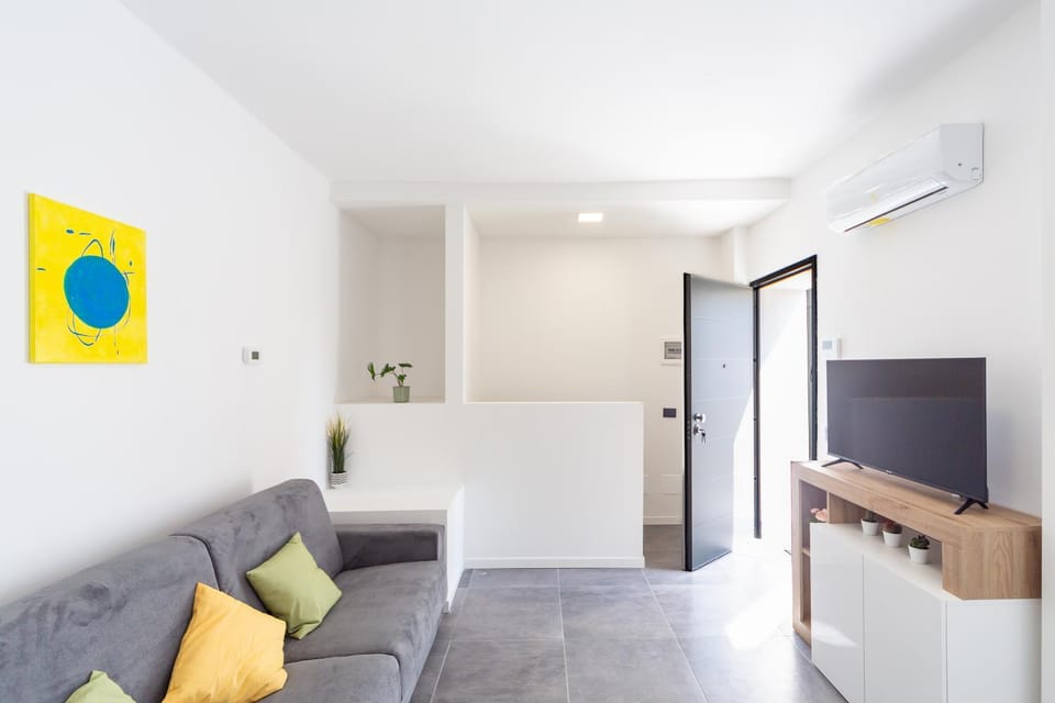 Communal lounge/ TV room, TV and multimedia, Living room, Seating area, air conditioner