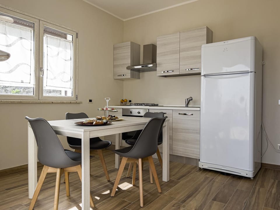 Kitchen or kitchenette, Seating area, Dining area, kitchen