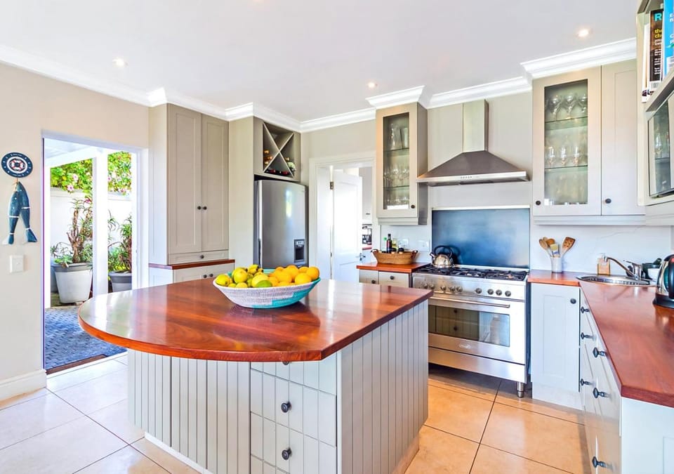 Kitchen or kitchenette, oven, stove