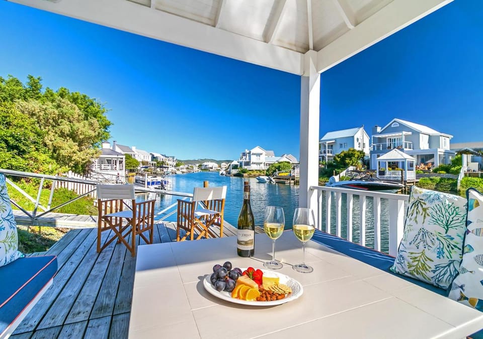 Patio, Day, Natural landscape, View (from property/room), Balcony/Terrace, Food and drinks, Dining area, City view, Lake view, River view, Sea view