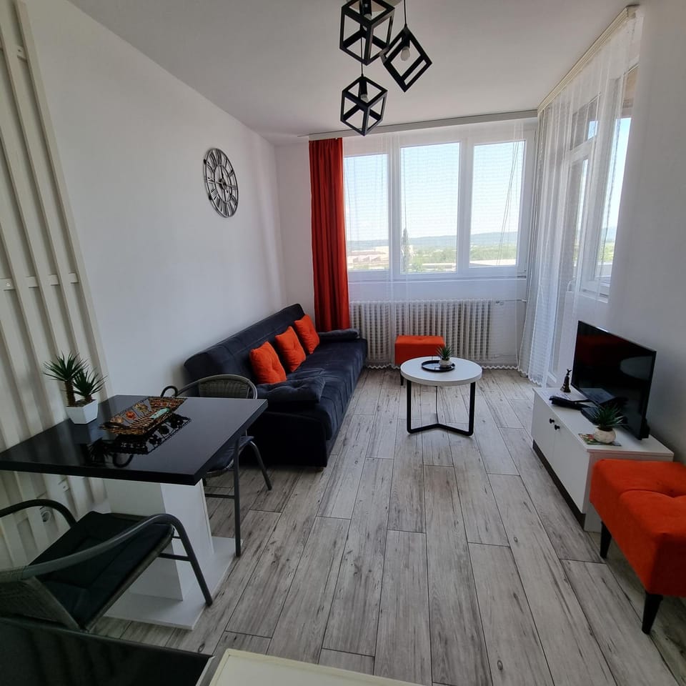 Communal lounge/ TV room, TV and multimedia, Living room, Seating area, Evening entertainment