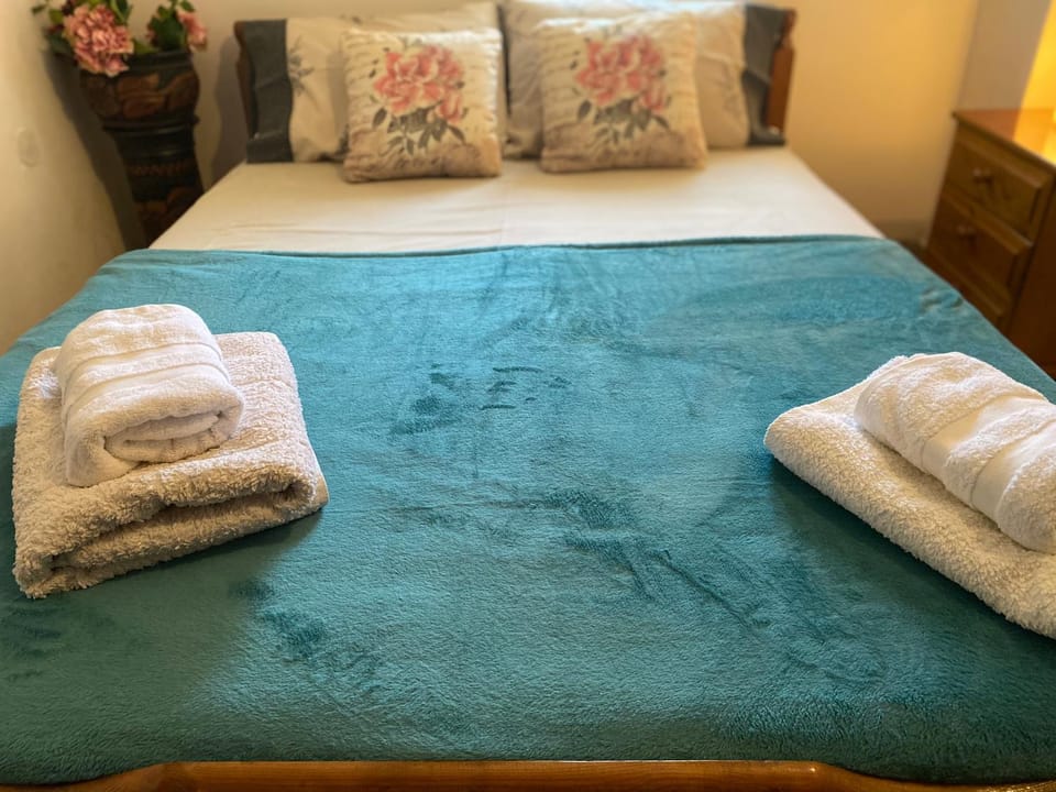 Bed, towels