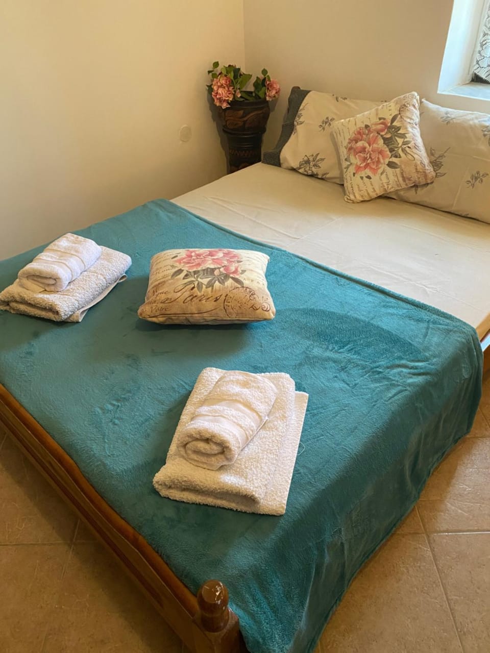 Bed, Photo of the whole room, Bedroom, towels