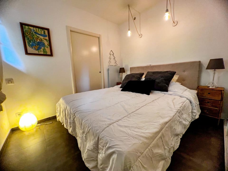 Photo of the whole room, Bedroom