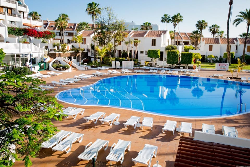 Property building, Spring, Garden, Pool view, Swimming pool, Swimming pool, sunbed