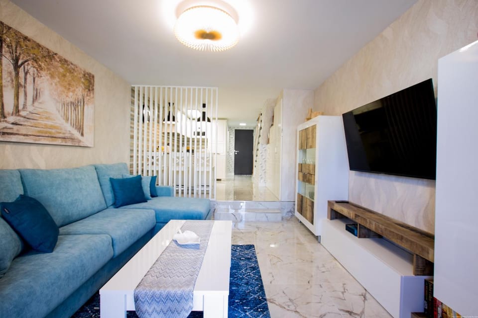 TV and multimedia, Living room, Seating area, Evening entertainment