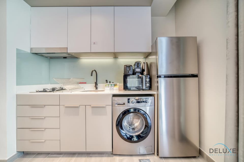 Kitchen or kitchenette, minibar, stove, washing machine