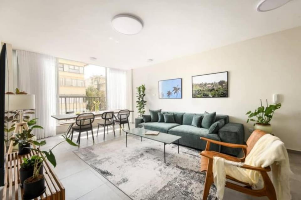 Spacious & Bright 3BR Apartment by SeaNRent Apartment in Tel Aviv-Yafo